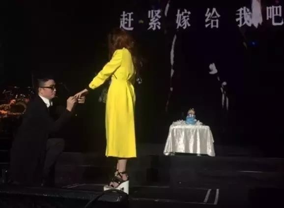 张靓颖最新恋情，科技之光引领未来之恋，前沿科技下的浪漫体验